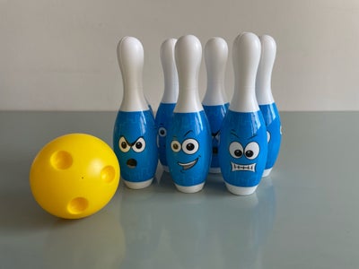 Andet legetøj, Bowling sæt, Ukendt, Lille plastik bowling sæt med 7 kegler og en “kugle”.
Så godt so