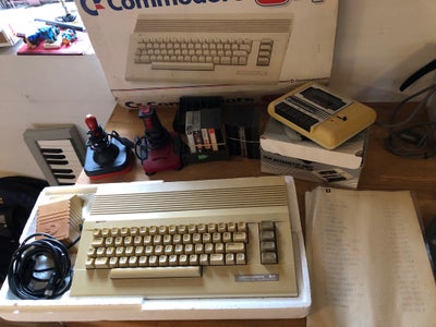Commodore 64, spillekonsol, God, Commodore 64 (original æske)
Båndstation (original æske)
2 joystick