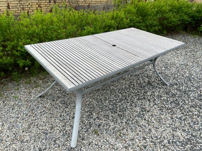 Havebord, Aluminium/træ, Flot lamel havebord. Stellet er af aluminium som er meget let, så bordet fl