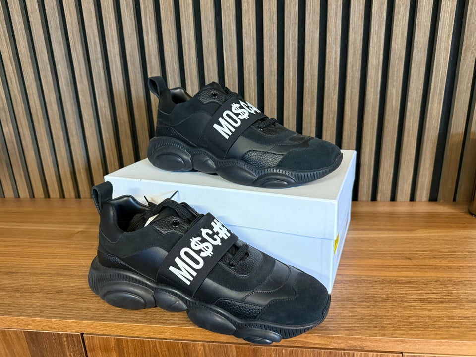 Sneakers, Moschino, str. 45