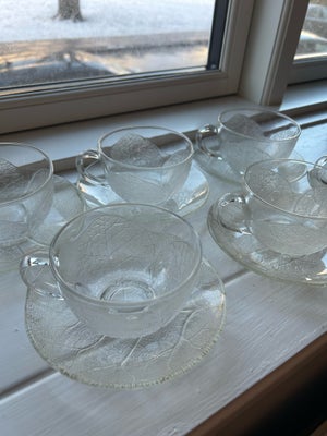 Glas, Kopper, 6 smukke kaffe/te-kopper med tilhørende tallerken. Kopperne har blade på, og undertall