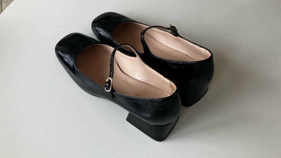 Ballerinasko, str. 38, Bukela - Twiggy Pump - lak black