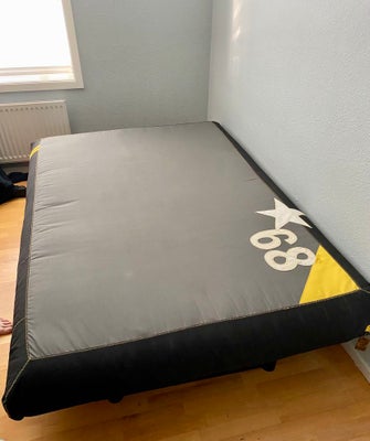Enkeltseng, Innovation, b: 140 l: 200 h: 30, Kollegiesend med magasin. Kan slås op til en sofa (til 