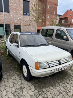 Peugeot 205, 1,4 Lacoste, Benzin, 1986, km 180000, hvid, 3-dørs, centrallås, Sælger min Peugeot 205 