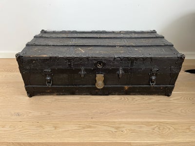 Sofabord, Antik rejsekuffert , egetræ, b: 110 l: 54 h: 34, Smuk antik rejsekuffert i træ med jernbes