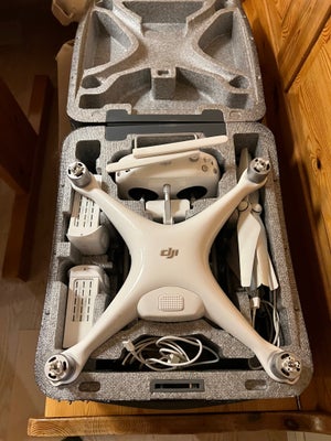 Drone, DJI 4 pro 4 pro, Med 3 batterier og ekstra nyt sæt vinger og kuffert. Åben for bud.
