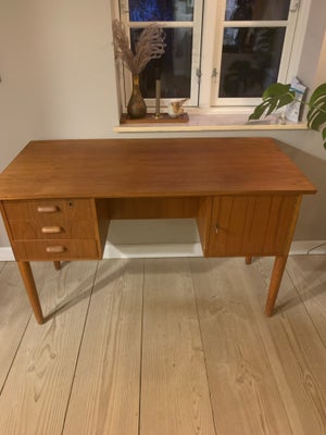 Skrivebord, Retro teak, b: 116 d: 56 h: 75, Teaktræs skrivebord med tre skuffer, lille skab og hylde