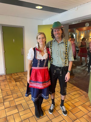 Tyroler udklædning, Oktoberfest/bierfest/ Heidi und Hansi

Dirndl kjole str s/m: ganske stor i størr