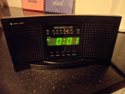 Bordur, Clock radio, sort digital alarmur.