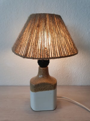 Lampe, Fin lille Keramik lampe, Skøn lille sandfarvet/hvid keramiklampe med charmerende skæv klemmes