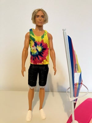 Barbie, Barbie Ken, Barbie Ken med surf bræt

Fashionista dukke har haft langt hår, men har fået en 