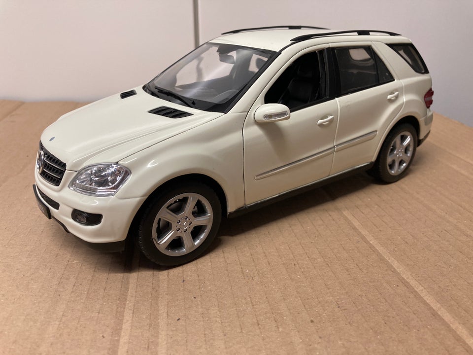 Modelbil, Mercedes ML ML350 1/18, skala 1:18