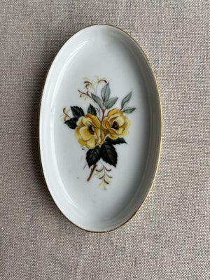 Porcelæn, Oval tallerken, Germani, Fin lille retro oval tallerken med gule blomster og guldkant der 