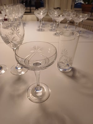 Glas, Vinglas, Krystal, Diverse krystalglas uden skår. Ialt haves  48 stk. 12 champagne glas, 8 snap