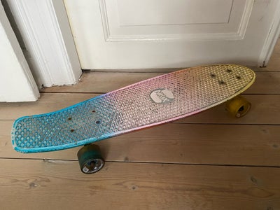Skateboard, NKX Rainbow Deluxe, str. 68,3 cm, Fint og velkørende, brugt meget lidt, farven er famlet