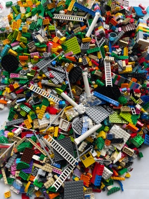Lego blandet, 10 kg Lego. Lego figur 3 Lego plader 
Ingen hele sæt. Men noget af Legoet har aldrig v
