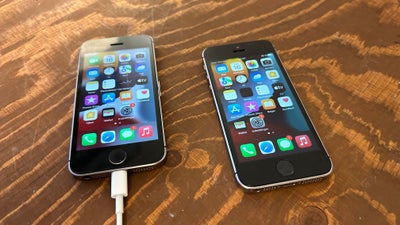 iPhone SE 1. generation, 64 GB, aluminium, Rimelig, jeg har 2 iPhone se gen 1, de er på 64gb 

nr 1,