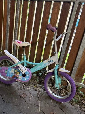 Pigecykel, classic cykel, Pigecykel 
Passes af 3-4 årige 
Sadlen kan justeres 
Ingen gear 
Har håndb