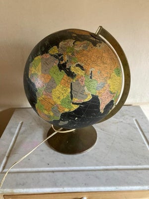 Globus med lys, Flot stor sort globus fra scan-Globe A/S
God stand med messingefod og lys
40 cm høj
