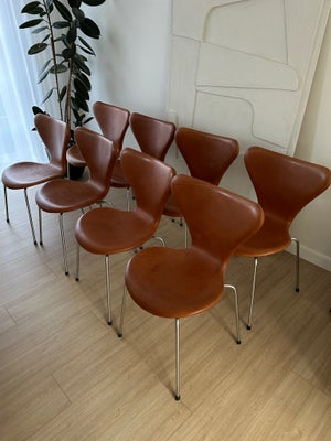 Arne Jacobsen, stol, 3107, Nypolstret i 2020. 

Cognac farve med krom stel. Inklusiv bendupper med f
