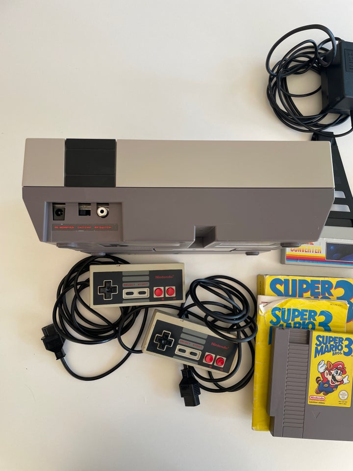 Nintendo NES inkl. 2 spil og 2 controllere, NES