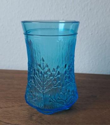 Vase, Vintage vase i turkis, Smuk vintage vase i turkisblå glas med små fødder og flora dekorationer