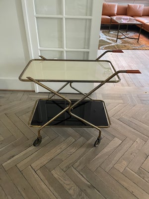 Art Deco barvogn fra 50'erne, Smuk gammel barvogn udført i smukt patineret messing og med 2 sorte gl