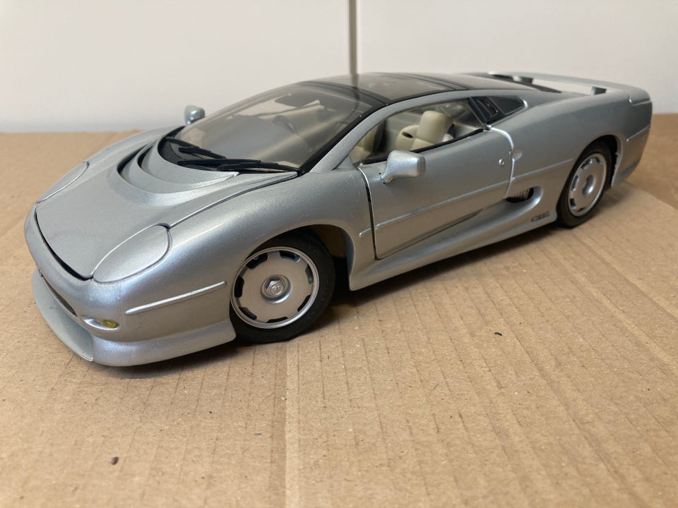 Modelbil, Jaguar XJ220 1/18, skala 1:18