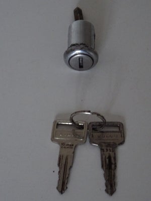 Dørcylindre med 2 stk nøgler, Volvo 142,144,145,164, Pæn dørcylindre med 2 stk original nøgler til p