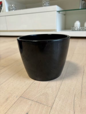 Potteskjuler, Sort Potte/potteskjuler/ plante 
Nypris 50kr 