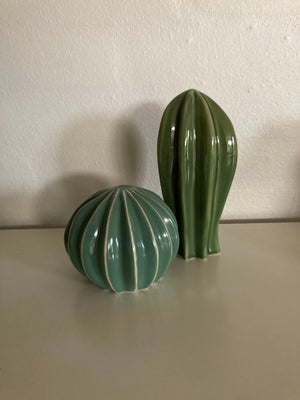 Keramik, Kaktusser, To fine dekorative kaktusser af keramik i grønne nuancer. Højde 16 cm og 9 cm. F
