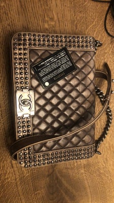 Crossbody, Chanel, læder, Lækker limited edition af Chanels Boy bag “Dallas” i str medium.
Den er i 