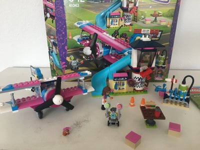 Lego City, 41343, 


LEGO® Friends 41343 - Heartlake rundflyvning.

Sættet indeholder et pink og blå