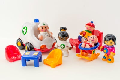 Andet legetøj, Ambulance – førstehjælp, TOLO Toys, En sundhedsklinik med ambulance, 5 figurer samt f
