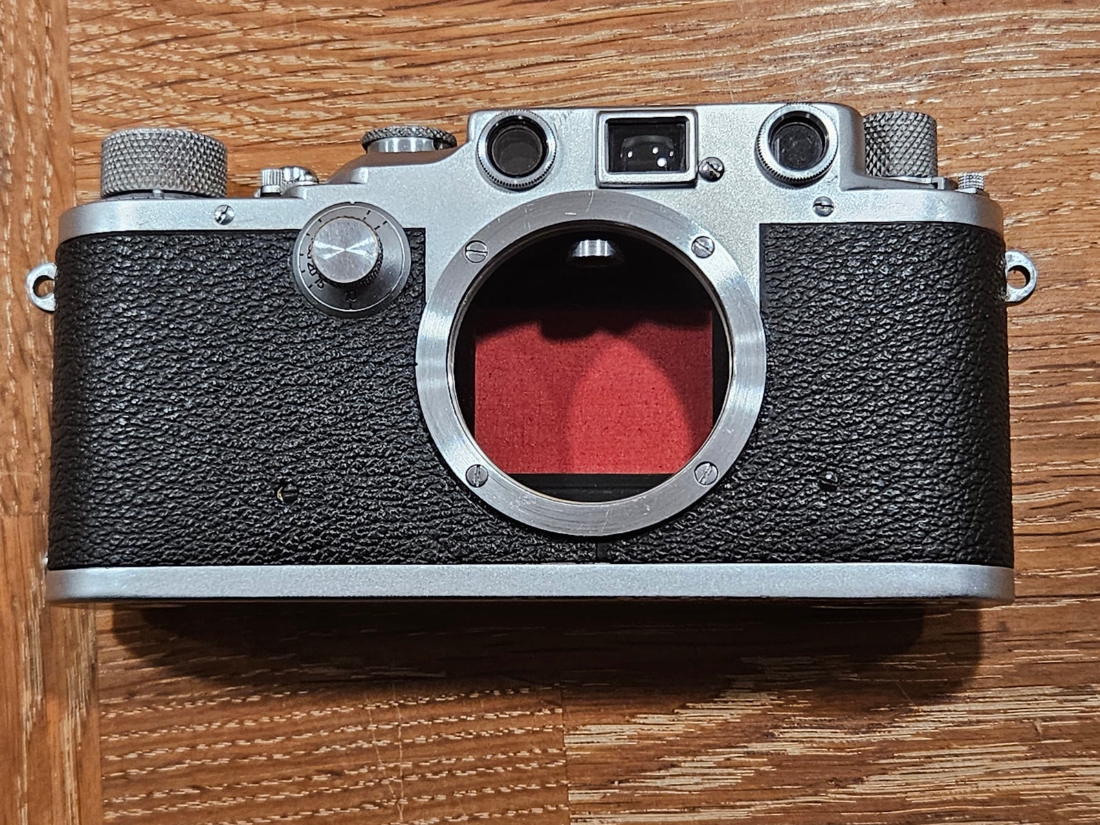 Leica, IIIc red curtain