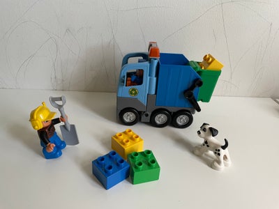 Lego Duplo, Skraldebil med affaldscontainer, to skraldemænd og en hund. Man hænger affaldscontainere