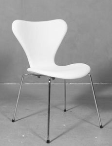 Arne Jacobsen model 3107 Stolen er nypolstret.