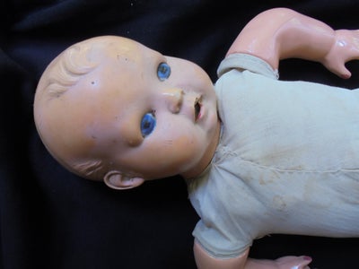 Dukker, Tysk dukke, Af noget ældre dato.
Højde:53 cm.
Som det ses på billeder er dukken ikke i pæn s