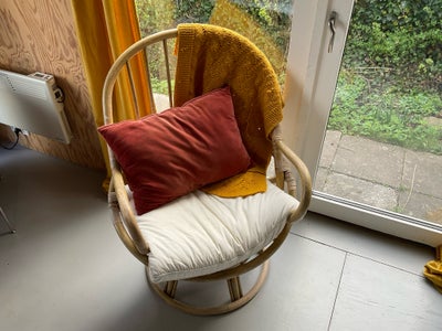 Bambus stol/Rotting /kurvestol drejestol, ?, Stabil drejestol i bambus/rotting. Den hvide pude medfø