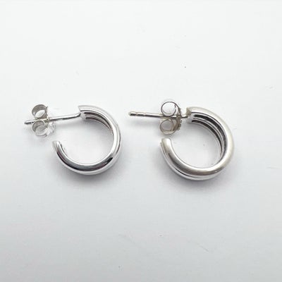 Øreringe, sølv, Små sølv øreringe. 1,3 x 0,5 cm 