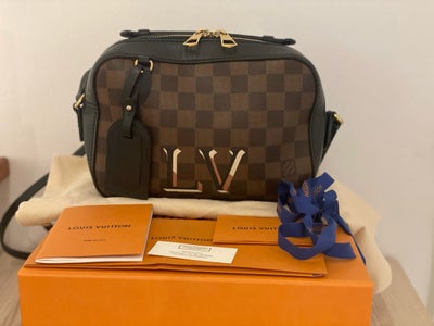Crossbody, Louis Vuitton, læder, Santa Monica taske med håndmalet LV på. Købt i Puerto Banús 2019
Al