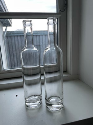 Flasker, Fine glasflasker (til bordpynt). 27 cm høje. 18 stk i alt. 
15 kr. stk.
250 kr for alle 18 