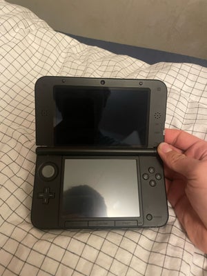 Nintendo 3DS, XL Grå, Perfekt, Sælger denne super fine 3DS XL i grå. Konsollen har få brugsspor, med