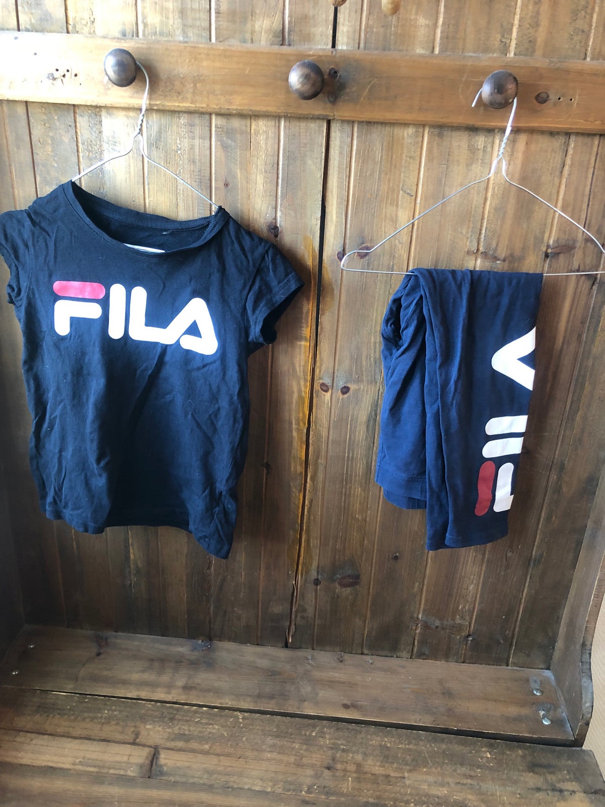 Dem server Vært for Sæt, T-shirt sort leggins navy, Fila – dba.dk – Køb og Salg af Nyt og Brugt