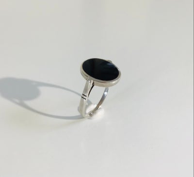 Fingerring, sølv, Algot Enevoldsen, Str 54. Oval sølv ring med sort onyx. Vintage 1965-70. Designet 