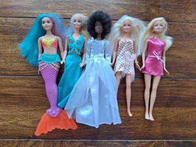 Barbie, 5 x Barbie dukker for 125 kr., I god stand.

Højde – 30 cm

Nyvasket hår.

5 x dukker for 12