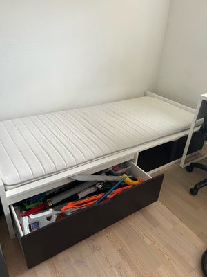 Andet, Ikea, b: 98 l: 207 h: 40, Fin seng med skuffer og madras
Højde hhv. 36/45 cm