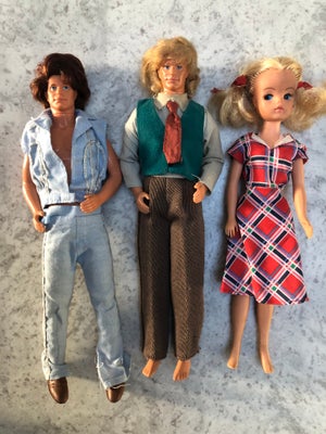 Barbie, Ken , Sindy, John Smith, Disney, 50-70-70kr
Cowboytøjet skal sys
Sindy har lidt misfarvning 