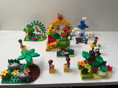 Lego Duplo, ZOO.
På savannen går der to giraffer og gnaver på trætoppene. En zebra græsser ved siden