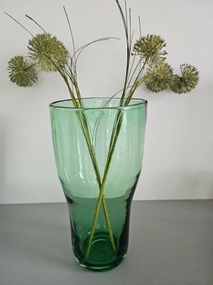 Vase, Glas vase, Grøn, Stor flot grøn glas vase.
30,5 cm høj og 16 cm i diameter.

Sender gerne